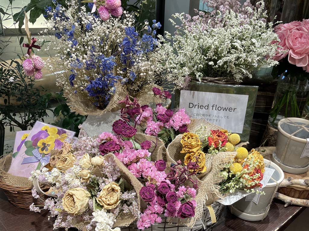 近くの花屋 レミルフォイユドゥリベルテ 紀尾井町店